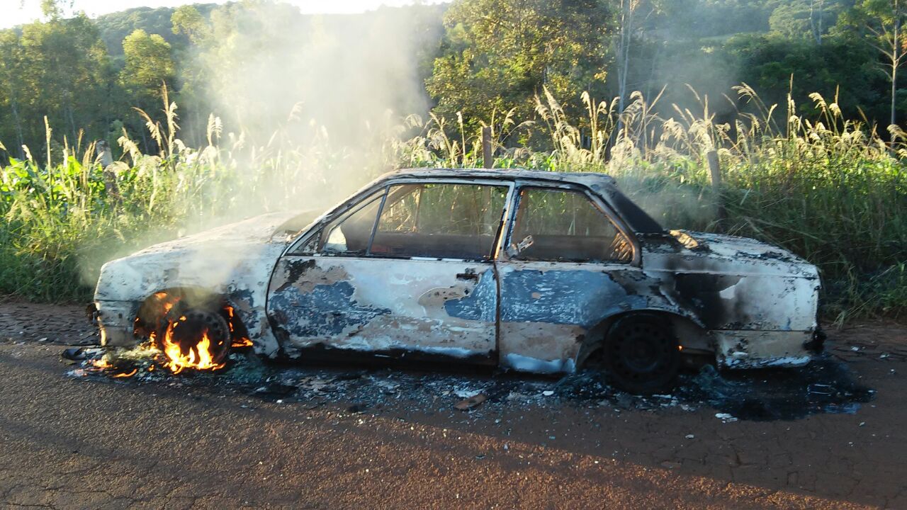 Fogo destruiu carro no interior de Santa Lucia