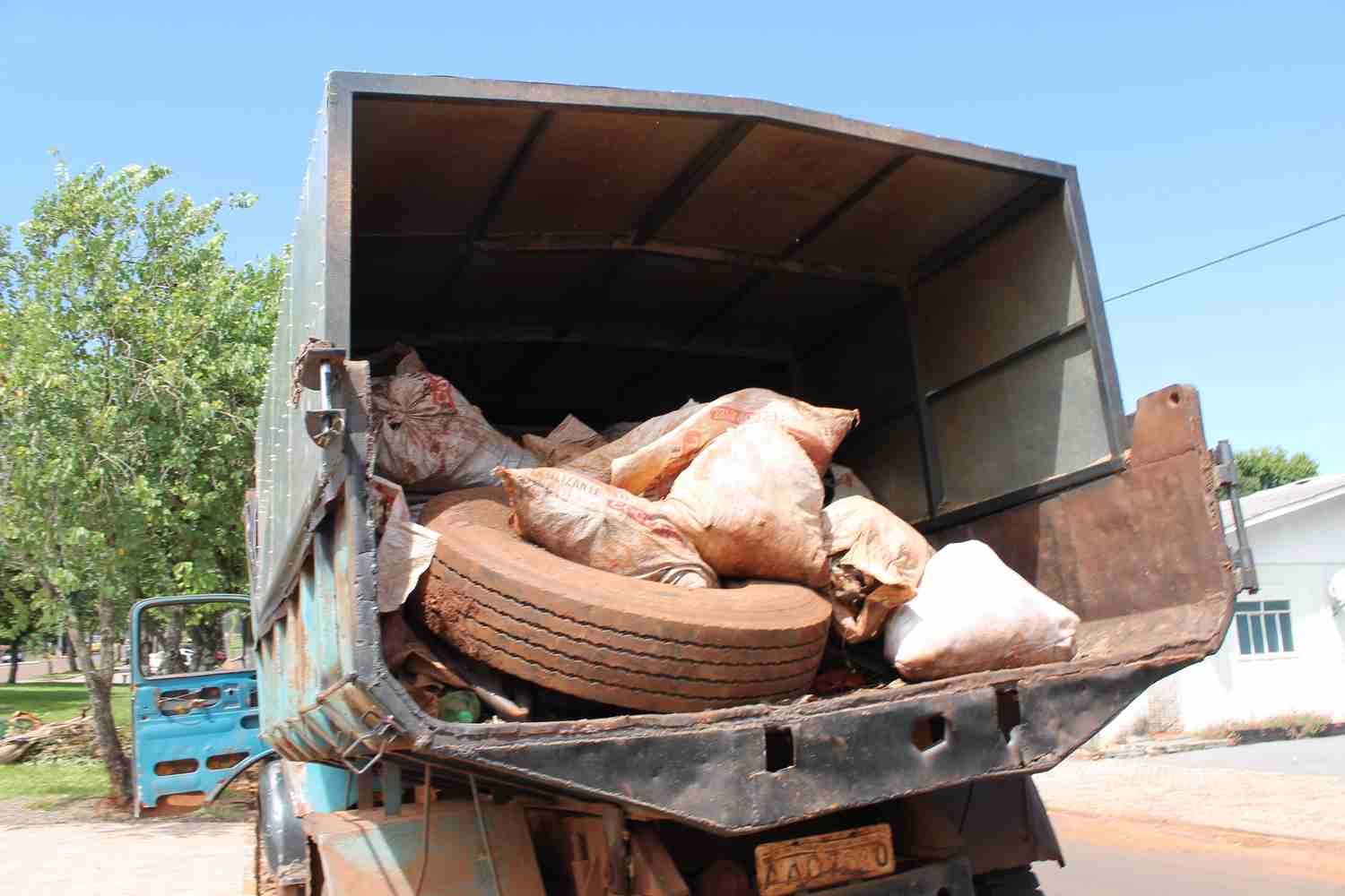 Estudantes e funcionários do Departamento do Meio Ambiente de Capitão realizaram limpeza do córrego 