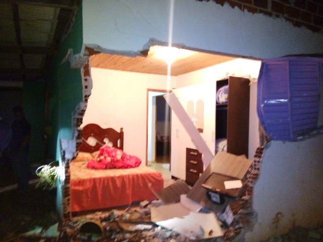 Ao fugir da polícia, Amarok invade residência em Capitão