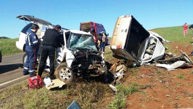 Acidente deixa dois mortos e três feridos na PR-180 em Marmeleiro