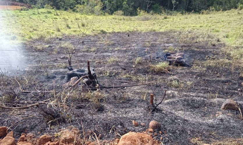 Capitão: Bombeiros combatem incêndio em pastagem no Alto Alegre do Iguaçu