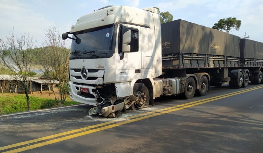 Motociclista morre ao ser arremessado por cerca de 50 metros após colisão com caminhão na BR 163