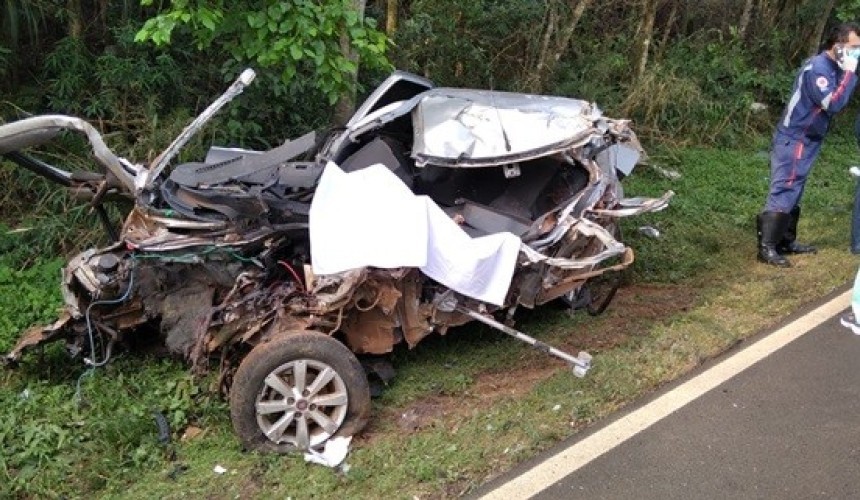 Grave acidente na PR-281 entre carro e caminhão deixa um morto