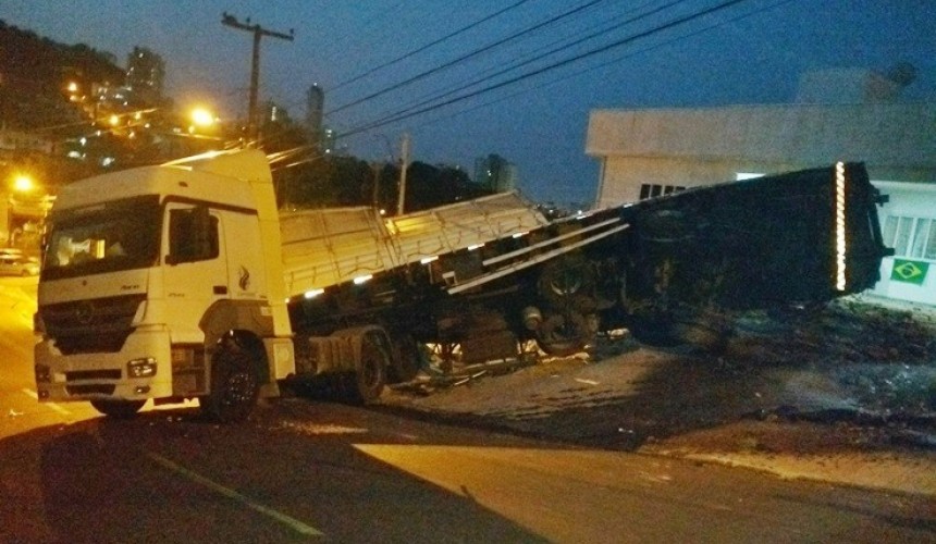 Caminhão carregado com areia não consegue subir rua, desce de ré e atinge residência em Francisco Beltrão