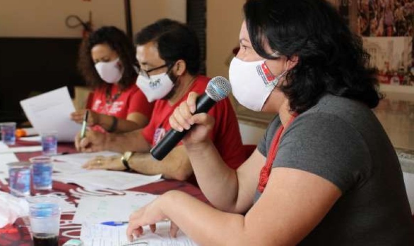 Professores da rede estadual do Paraná aprovam greve contra retorno das aulas