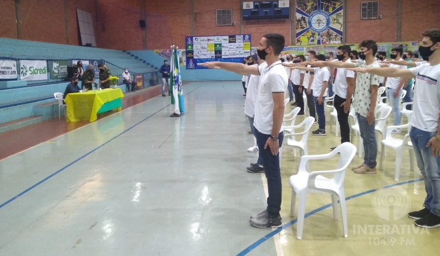 Com restrições, jovens prestam juramento à bandeira e recebem certificado de dispensa em Capitão