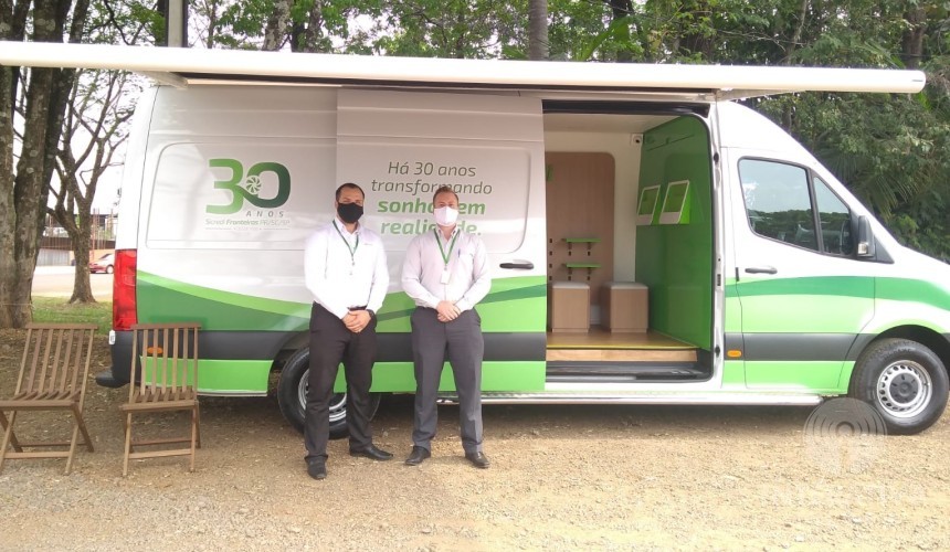 Van do Sicredi traz atendimento facilitado para associados de Capitão