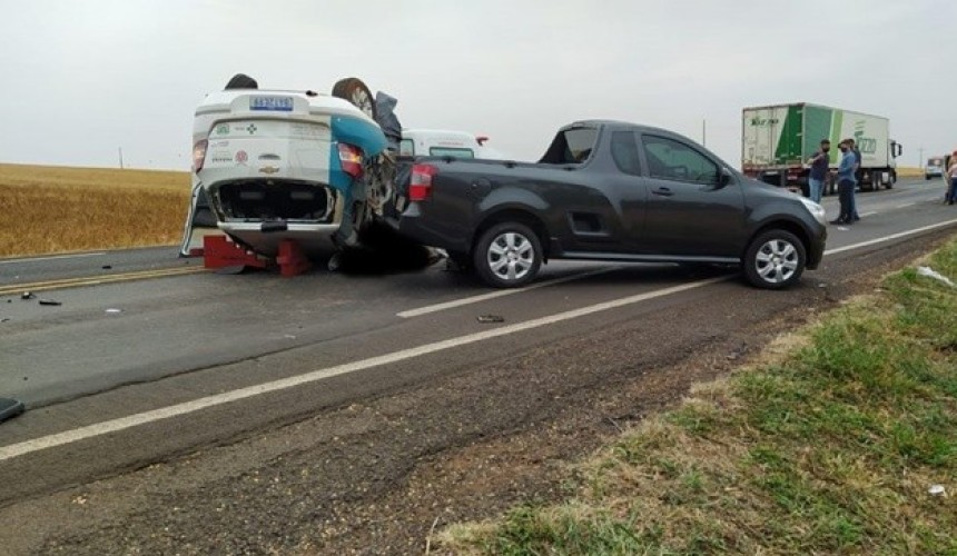 Após carro da secretaria de saúde capotar, duas pessoas morrem e dois pacientes ficam feridos na PR-182