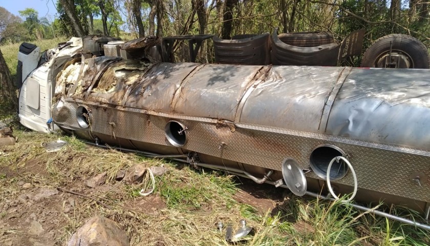 Caminhão de leite tomba na comunidade do Cerro Azul interior de Lindoeste