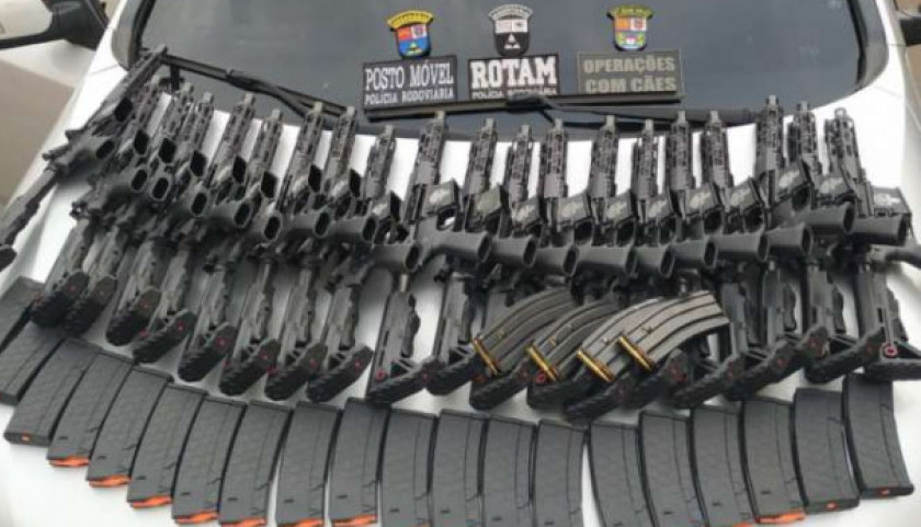 Rapaz é preso com 20 fuzis, munições e carregadores no Noroeste do Paraná