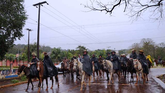Mesmo com chuva, centenas de pessoas prestigiaram a festa e cavalgada em São Luiz Capitão