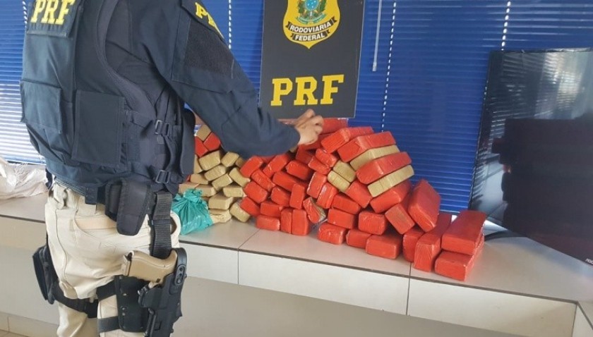 PRF apreende menor transportando 70 quilos de maconha em Lindoeste (PR)