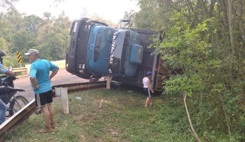 Caminhão carregado de bois tomba entre Capitão e Boa Vista