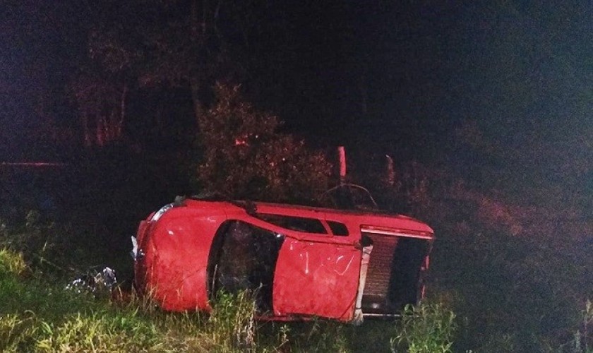 Homem morre após ser arremessado de carro em acidente na PR-884