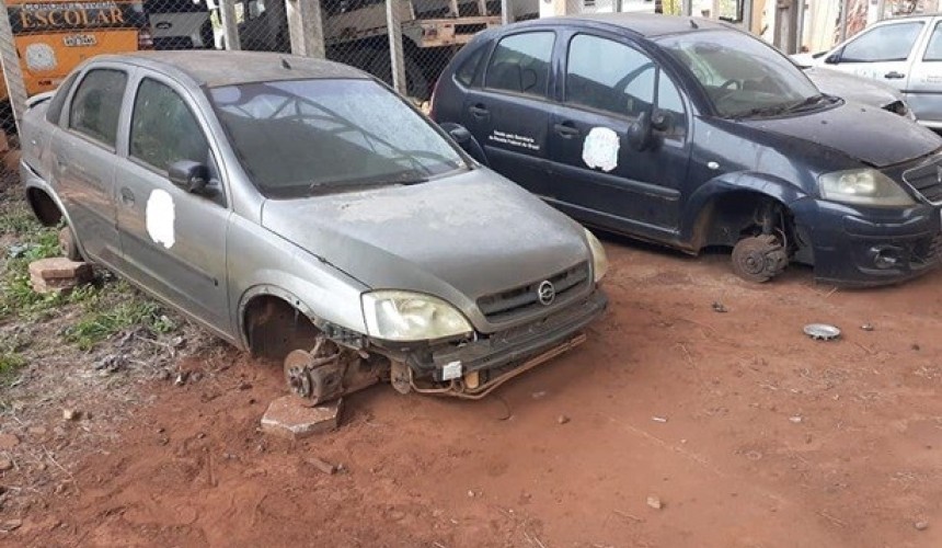 Ladrões furtam 12 rodas de veículos no pátio da prefeitura de Coronel Vivida