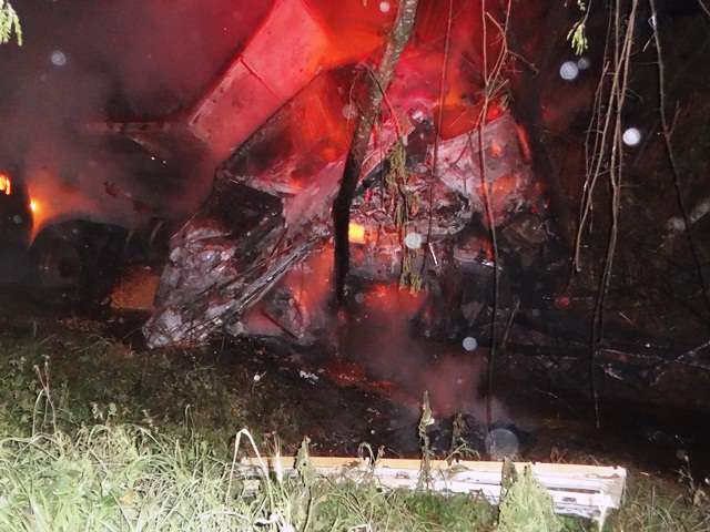 TRÊS VEÍCULOS SE ENVOLVEM EM ACIDENTE E CARRETA PEGA FOGO EM GRAVE ACIDENTE NA BR 163 EM SANTA LÚCIA