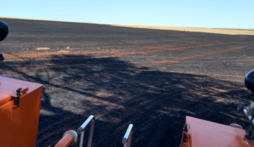 Bombeiros e populares combatem incêndio em propriedade rural de Capitão