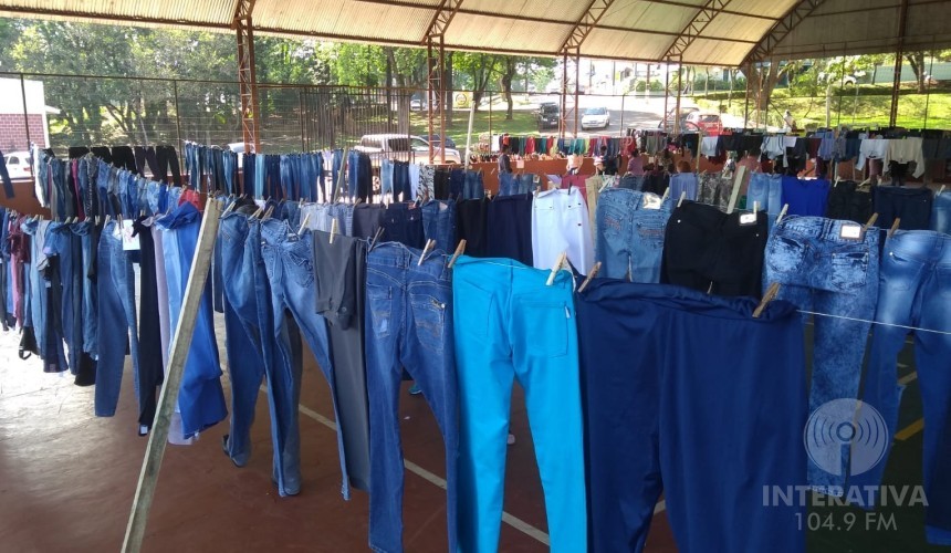Com sorteios, apresentações e venda de roupas, bazar da S.O.S. 4 Patas arrecada recursos para manter atividades em Capitão