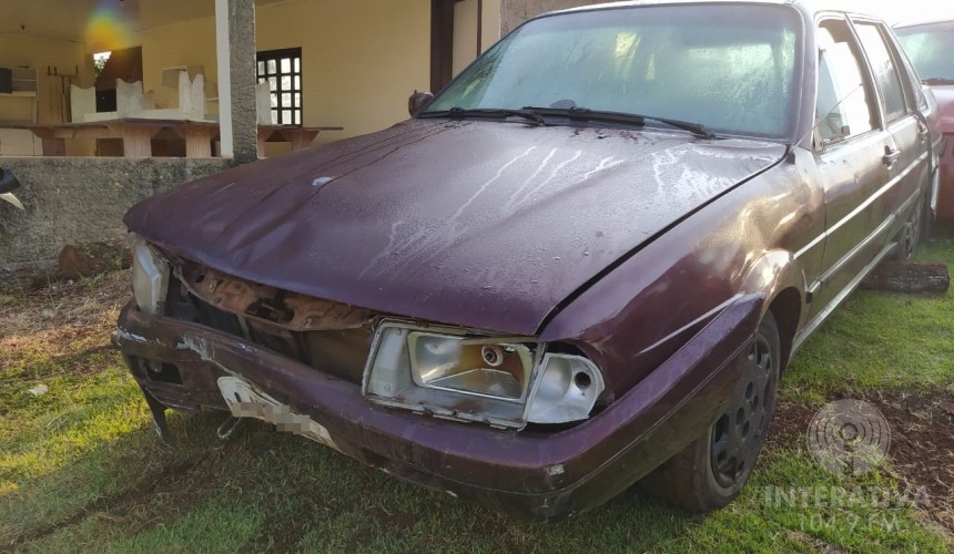 Veículo com débitos é apreendido após colidir contra muro de residência em Santa Lúcia