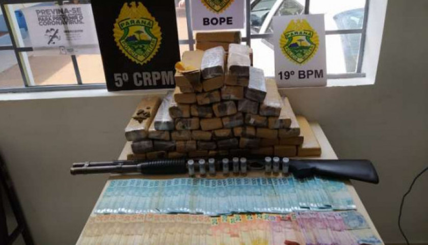 Cinco pessoas são detidas e dinheiro, arma e dois veículos apreendidos pela PM em Santa Helena