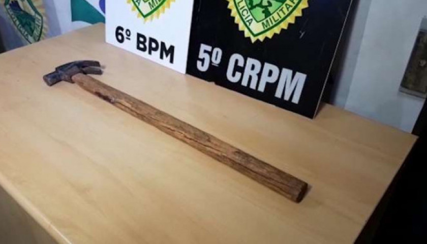 Homem agride esposa a marteladas durante discussão, em Cascavel