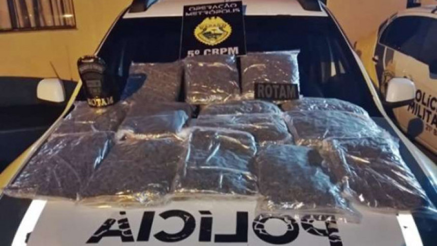 PM apreende 14 kg de maconha após condutor de carro tentar fugir de abordagem, em Francisco Beltrão