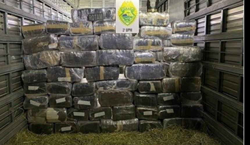 Polícia Militar de Pato Branco apreende caminhão com uma tonelada de maconha