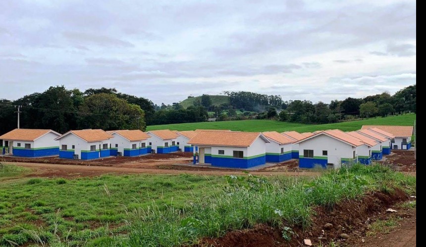 Famílias de Boa Vista da Aparecida recebem a chave da casa própria