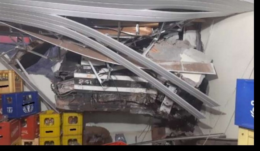 Carreta perde o freio e invade bar em Cascavel