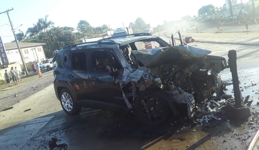 Jeep Renegade pega fogo na BR 163 em Capitão após colidir em outro veículo