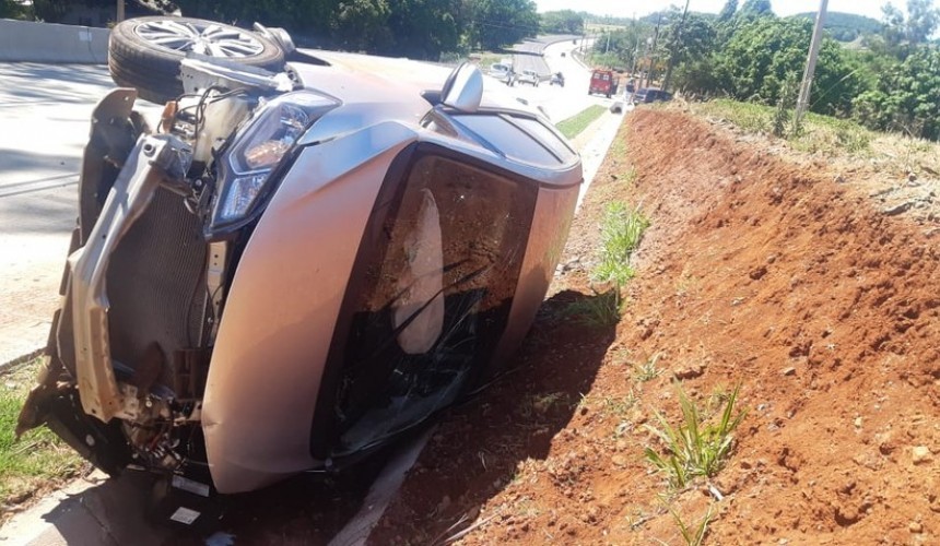 Ao desviar de gato na rodovia BR-163, idoso perde o controle da direção e capota carro, em Lindoeste