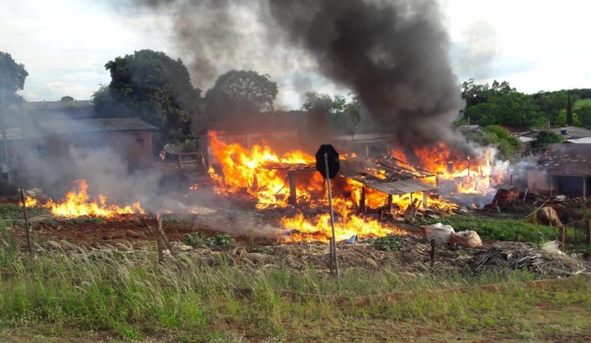 Incêndio em residência e galpão em Santa Izabel do Oeste