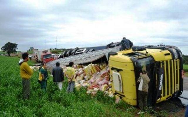 Carreta com destino a Capitão tomba na PR-182 em Realeza