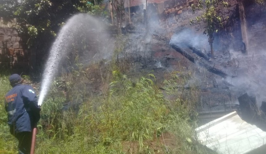 Bombeiros são acionados após incêndio em quintal de residência
