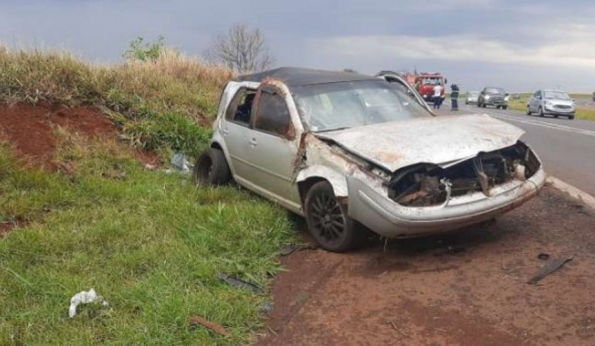 Veículo com placa de Capitão perde o controle em curva e capota na BR 467 em Cascavel