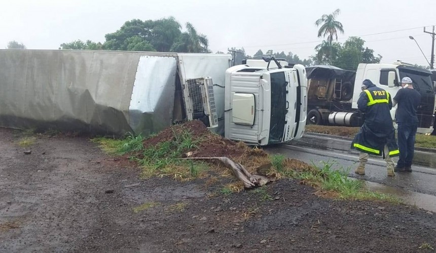 Com problemas mecânicos, caminhão tomba na BR-163 em Lindoeste