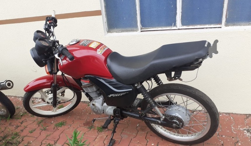 Moto transitando sem placa e retrovisores é apreendida pela PM em Capitão