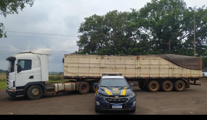 PRF apreende carreta com R$ 1,5 milhão em cigarros contrabandeados em Santa Terezinha de Itaipu