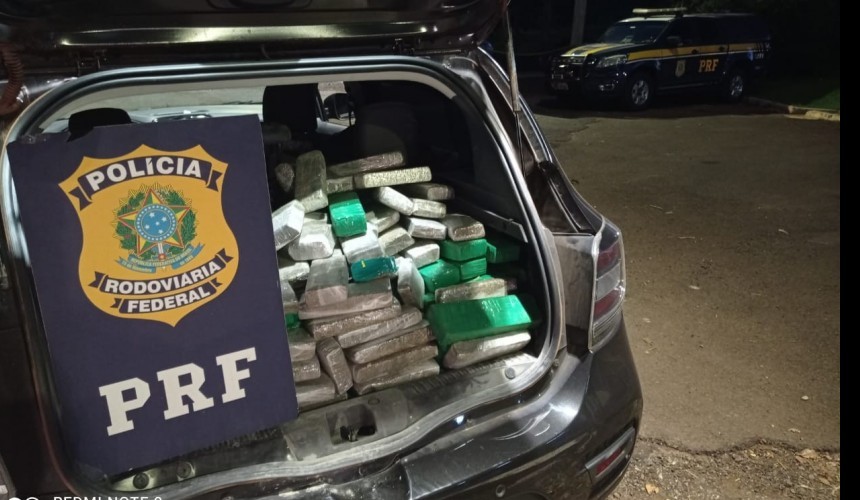 PRF apreende 612 quilos de maconha e recupera carro roubado, em Céu Azul
