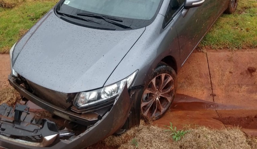 Após sofrer aquaplanagem, veículo colide contra barranco as margens da BR 163 em Capitão