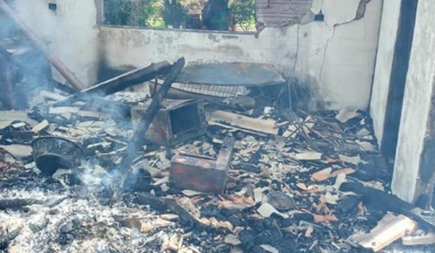 Residência é destruída em incêndio no interior de Capanema