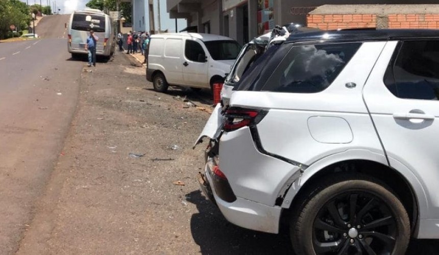 Ônibus da saúde com cerca de 20 pacientes fica desgovernado e bate em três carros, em Coronel Vivida