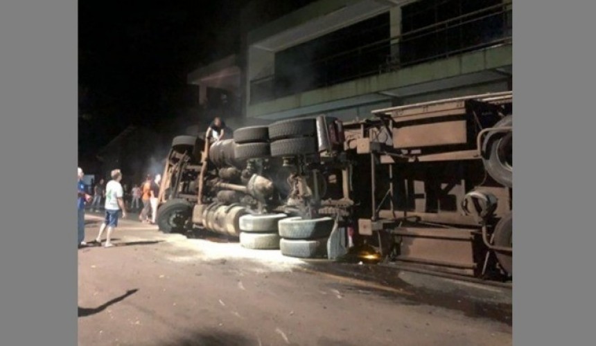 Caminhão fica sem freio, tomba e atinge supermercado em Salgado Filho; Assista