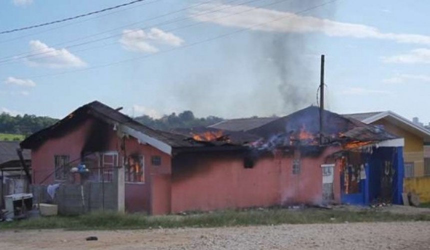 Para tentar matar a ex, homem incendeia três casas em Ponta Grossa