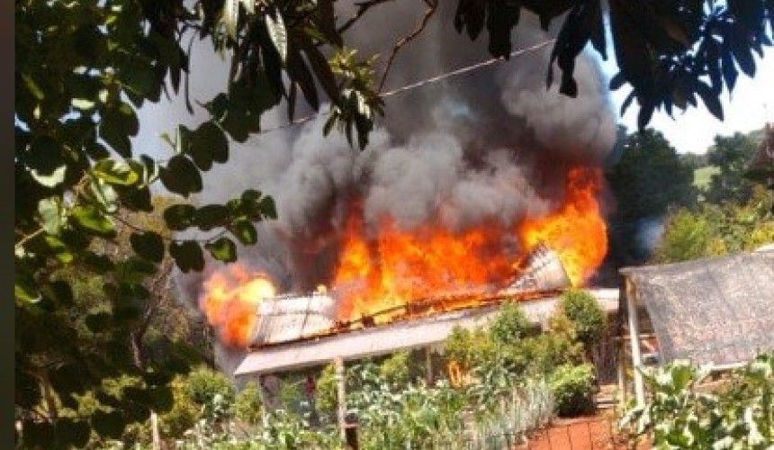 Morador sai para trabalhar e incêndio destrói casa, em Coronel Vivida