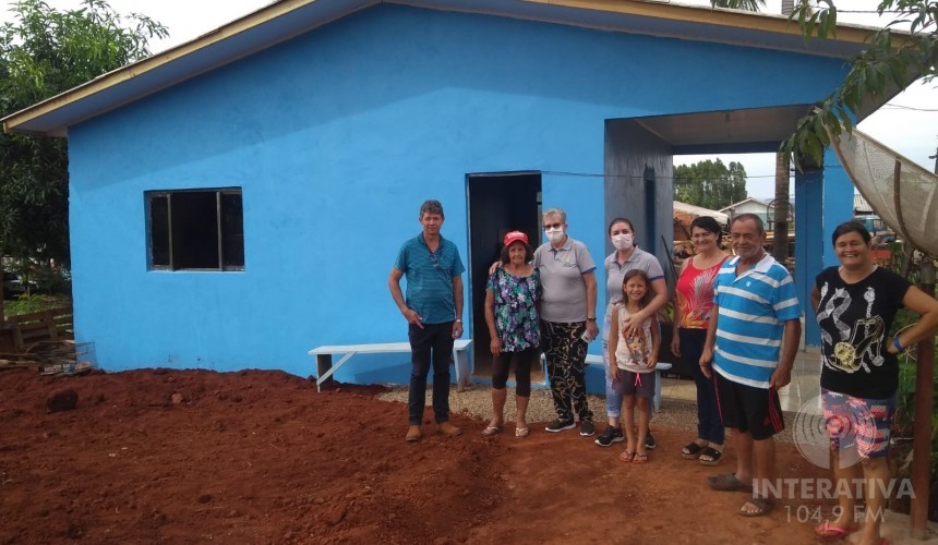 AÇÃO PANDEMIA: APAE de Capitão entrega casa nova à família de alunas necessitadas