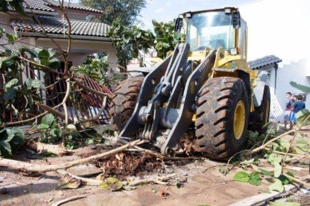 Máquina se solta de caminhão e atinge residência em Boa Vista da Aparecida