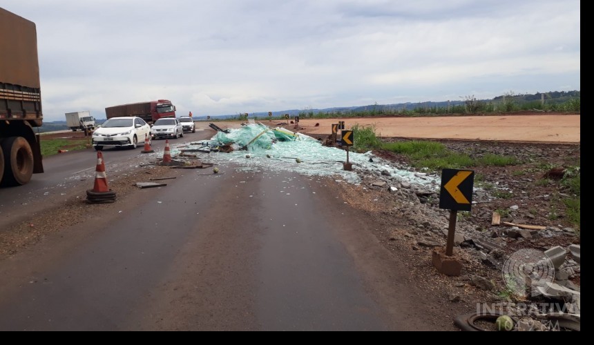 Carga de vidro tomba e interdita pista da BR-163 em Capitão