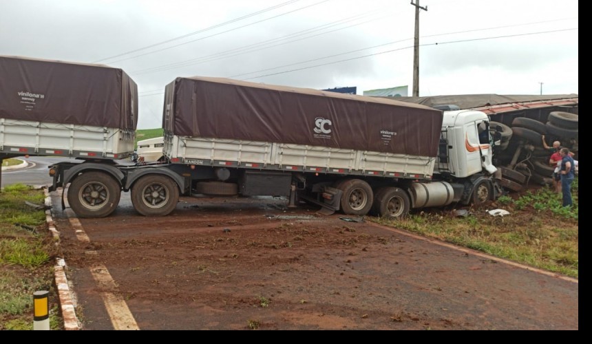 Colisão envolve dois caminhões na BR-163, em Planalto