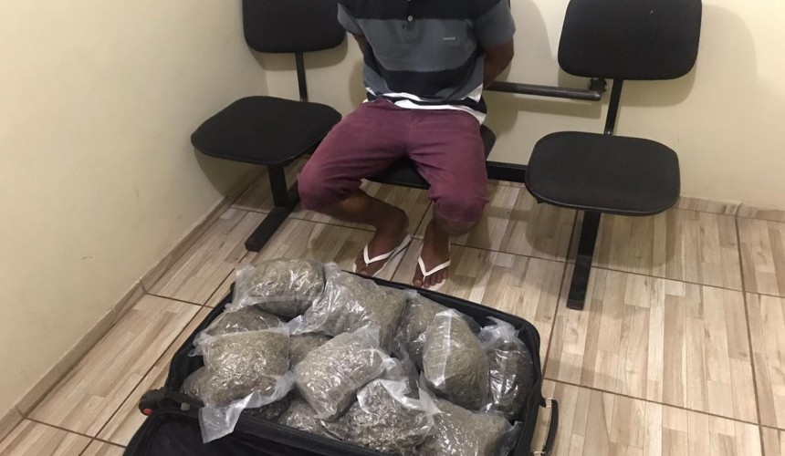 Passageiro de ônibus é preso com 21 quilos de maconha em Santa Tereza do Oeste